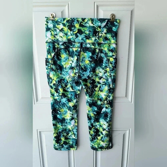 Xersion High Rise Fitted Floral Design Capri Athletic Yoga Pants, Medium - Picture 2 of 7